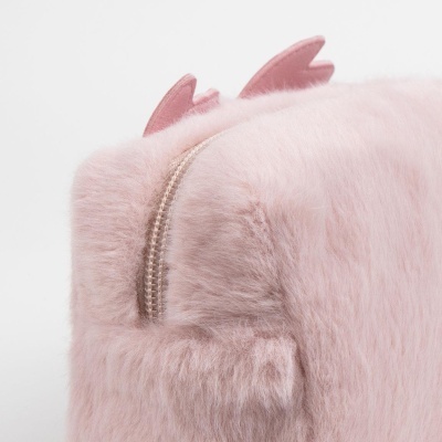 Bolsa rosa felpuda com fecho metálico e detalhes em forma de asas