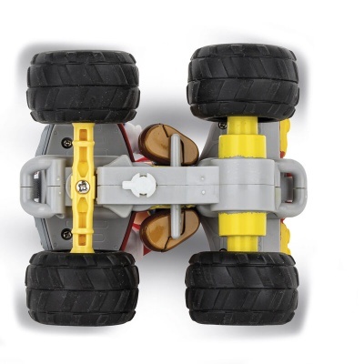 Veículo de brinquedo com quatro grandes rodas pretas sobre fundo branco