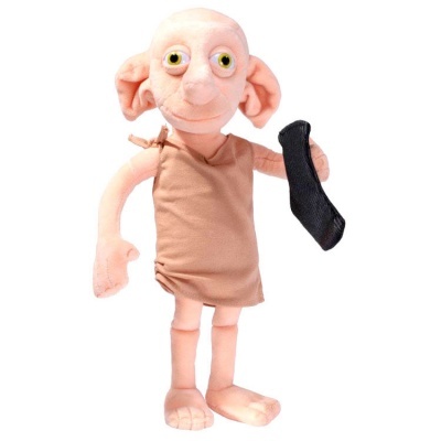 Boneco de pelúcia da personagem Dobby do Harry Potter com roupa marrom e objeto preto na mão.