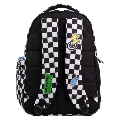 Mochila padrão quadrados preto e branco com desenhos e etiqueta verde nas alças
