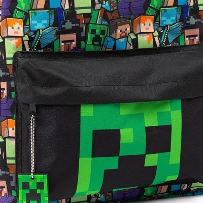 Mochila colorida com padrão Minecraft e bolsos pretos