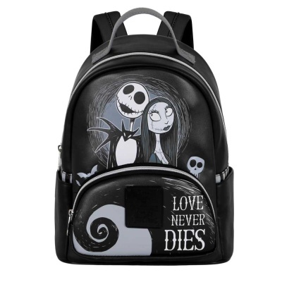 Mochila preta e cinza com estampa de personagens e texto LOVE NEVER DIES