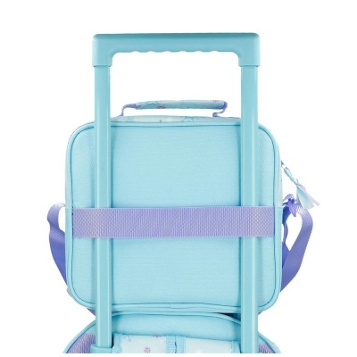 Mala azul clara com alça roxa em mala com carrinho azul claro