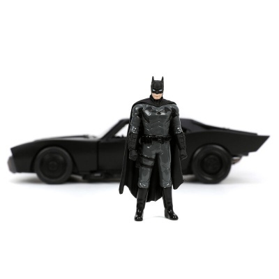 Figura de ação do Batman em cinza e preto com carro preto ao fundo