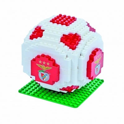 Bloco construção bola futebol branca e vermelha com emblemas Benfica em base verde