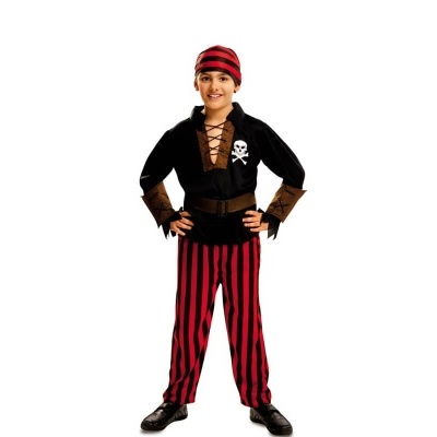Criança com fato de pirata preto e vermelho com caveira