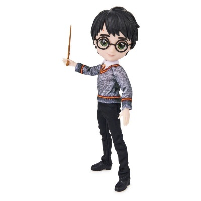 Boneco de Harry Potter com varinha, roupa cinzenta com detalhes vermelhos e amarelos.