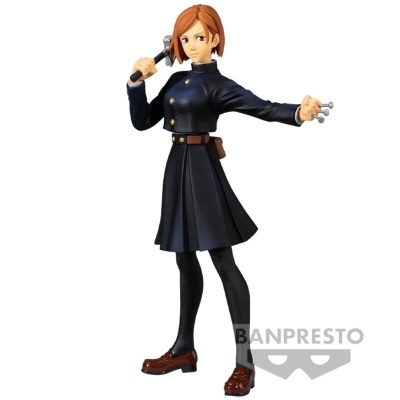 Figura colecionável de personagem feminina com uniforme preto e sapatos castanhos