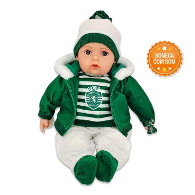 Boneca com roupa verde e branca do Sporting Clube de Portugal, com etiqueta a dizer Boneca com som