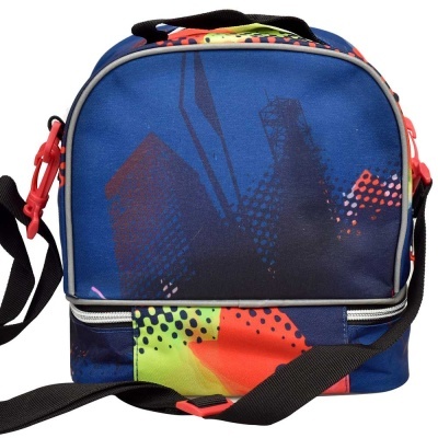 Mala mochila azul com padrões coloridos e fechos vermelhos