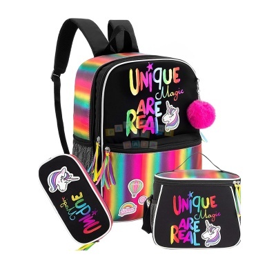Conjunto escolar colorido com mochila, lancheira e estojo decorados com unicórnios e texto 'UNIQUE Magic ARE REAL'