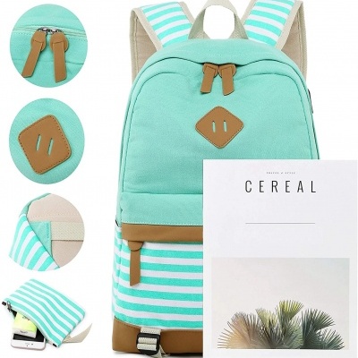 Mochila azul-turquesa com detalhes em couro e padrão às riscas com revista CEREAL