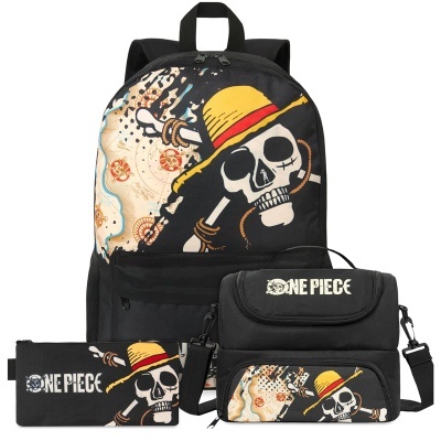 Mochila, estojo e lancheira preta com estampa de crânio com chapéu amarelo e vermelho e texto ONE PIECE