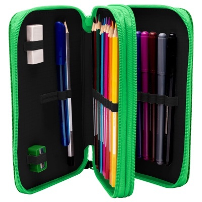 Estojo verde aberto com lápis de cor, marcadores e material de escrita