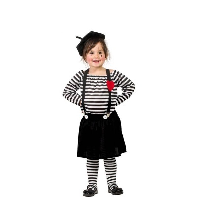 Criança com roupa às riscas e boina preta