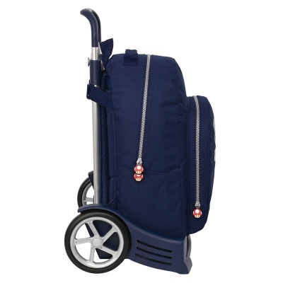 Mala azul escuro com duas rodas e puxadores vermelhos em fundo branco