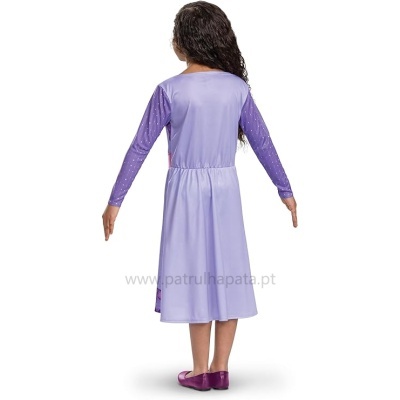 Vestido comprido lilás com mangas brilhantes, visto por trás