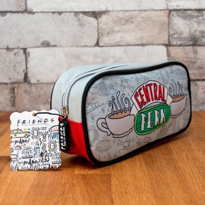 Necessaire com padrão Central Perk e etiqueta Friends sobre mesa de madeira