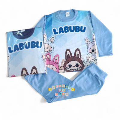 Conjunto de pijama infantil azul com estampado de coelhos e texto LABUBU