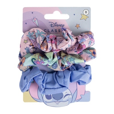 Três scrunchies Disney Classic coloridos e tecido liso azul em cartão de embalagem lilás.
