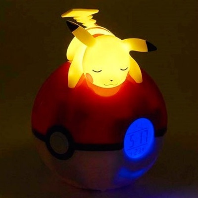 Relógio digital em forma de Pokébola com Pikachu iluminado por cima