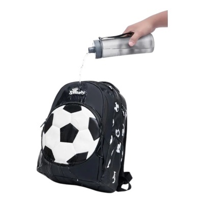 Mochila preta com bola de futebol estilizada, sendo molhada com água de uma garrafa