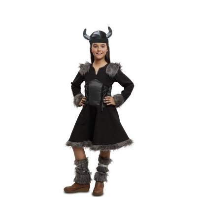 Criança com fato preto de vikings com pêlo cinza e capacete com cornos