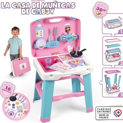 Mesa de brincar dobrável rosa, branco e azul claro com acessórios de cozinha e criança a transportar