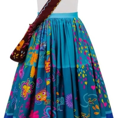 Vestido infantil colorido com bordados e saia rodada azul com padrão floral e peixe
