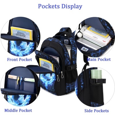 Mochila azul e preta com padrão de bola de futebol em chamas e vários bolsos
