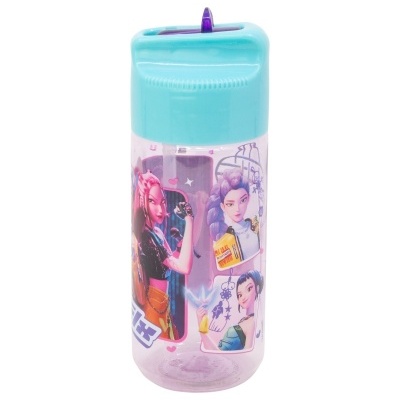 Garrafa plástica com tampa azul e decoração de personagens de animação