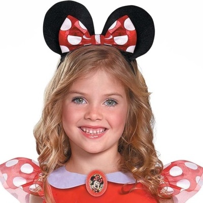 Menina com tiara de orelhas de rato e vestido vermelho com bolinhas brancas