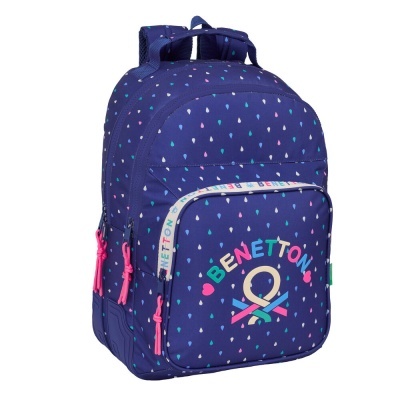 Mochila azul escura com padrão de gotas coloridas e bolso frontal com texto BENETTON