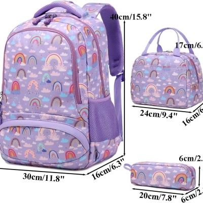 Conjunto escolar lilás com padrão de arco-íris incluindo mochila, lancheira e estojo.