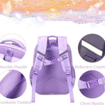 Mochila lilás para crianças com características destacadas e fundo com borboletas