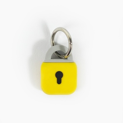 Cadeado amarelo pequeno com arco cinzento e anel metálico