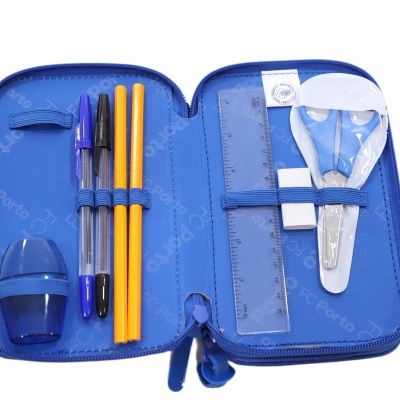 Estojo azul com material escolar dentro