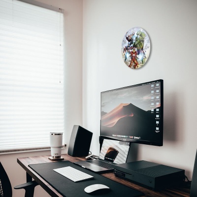 Relógio de parede com imagem dos Vingadores sobre secretária de escritório