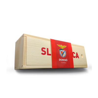 Caixa de dominó em madeira clara com faixa vermelha do SL Benfica