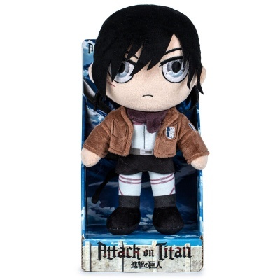 Boneco de peluche Attack on Titan com jaqueta castanha e saia preta numa embalagem azul.