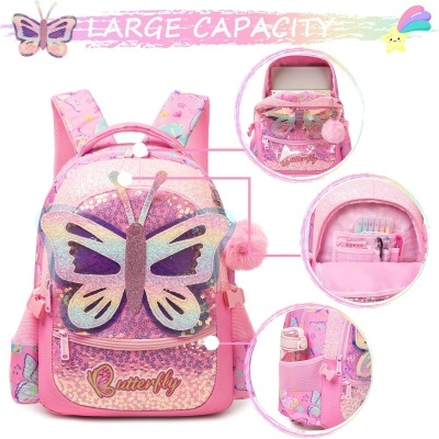 Mochila rosa com padrão de borboleta brilhante e pompom
