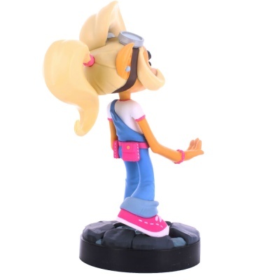 Figurina de personagem feminino loiro com roupa azul e rosa sobre base preta