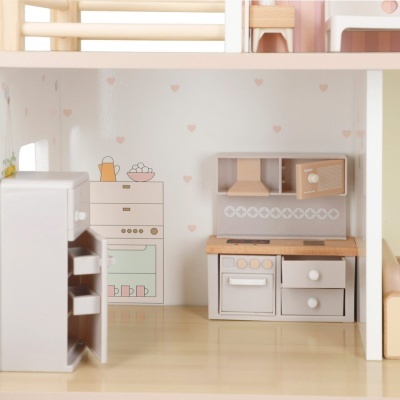 Miniatura de cozinha de brinquedo em madeira com portas de armário abertas