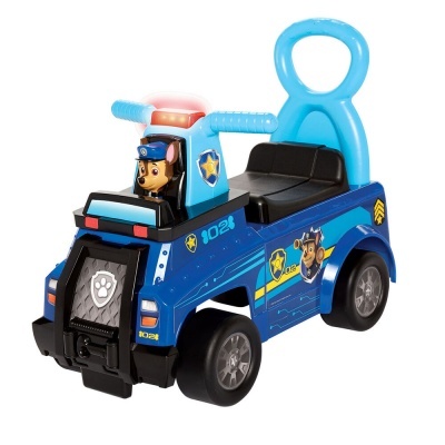 Carro de brinquedo azul com figura de policial canino e volante azul claro