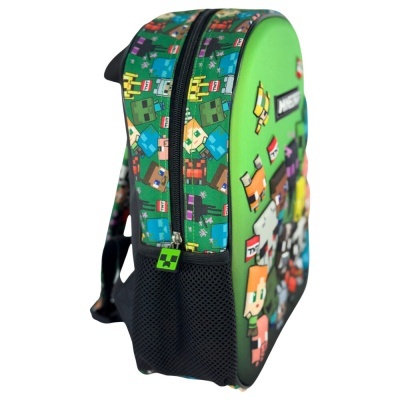 Mochila verde com padrão pixelado e bolso lateral em rede preta