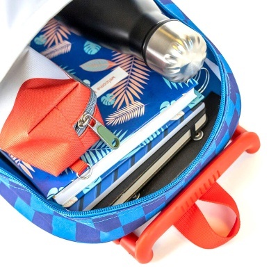 Mochila azul aberta com garrafa metálica preta, estojo vermelho e caderno azul floral