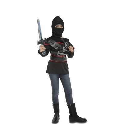 Criança vestida com fantasia de ninja preta com espada e adereço no peito