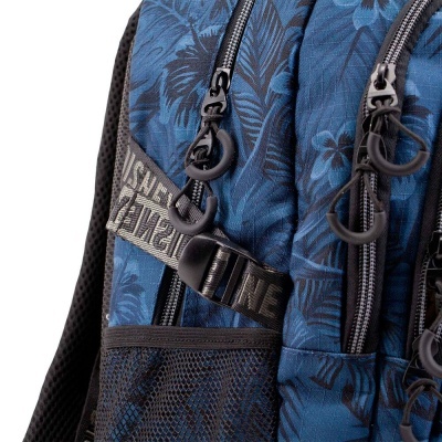 Mochila azul com padrão floral preto e várias fechos