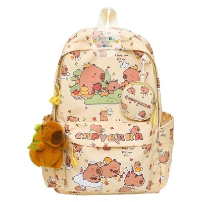 Mochila bege com desenhos coloridos de capivaras e chaveiro de pelúcia