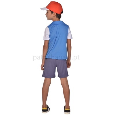 Menino de costas com colete azul, t-shirt branca, calções cinzentos, boné vermelho e branco e sapatos pretos e amarelos